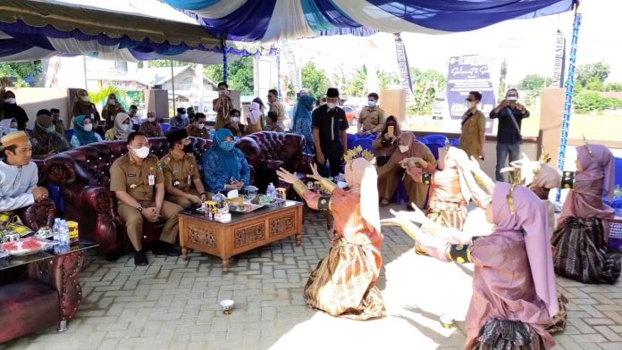 Tim Penilai menyaksikan tarian dari Desa Banjarsari