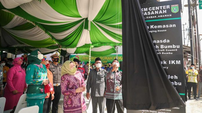 Diresmikan Bupati, Rumah Kemasan Bikin Kagum Ketua Persit Kodim Tanah Bumbu