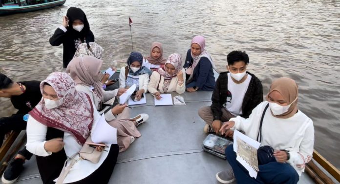 peserta membuat skesta Kalsel diatas kelotok