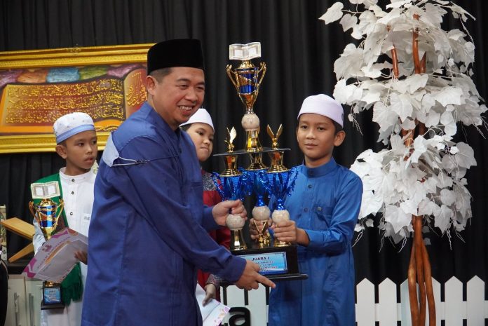 Walikota Banjarmasin Serahkan Piala Kepada Pemenang Gen-Q