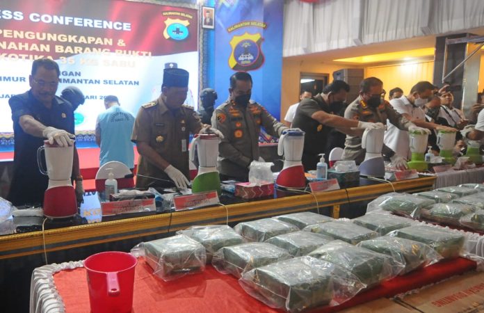 Kapolda Kalsel Irjen Pol Andi Rian Djajadi bersama Gubernur Kalsel H Sahbirin Noor bersama-sama memusnahkan barang bukti Narkoba dengan cara di Blender di Aula Mathilda Polda Kalsel, Senin (20/2/2023)