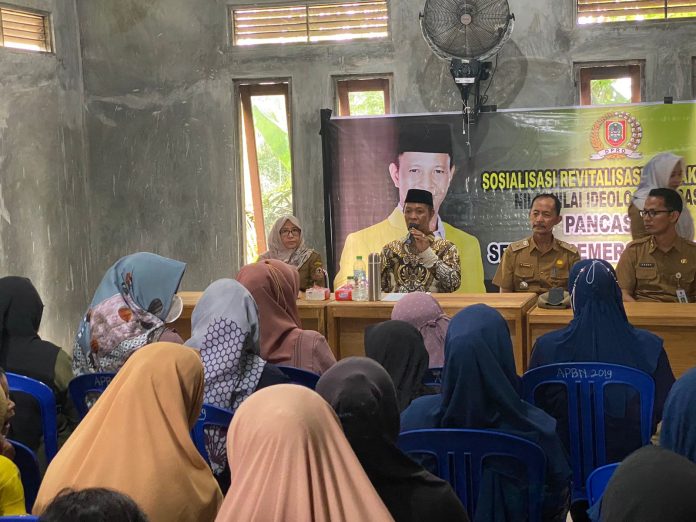 Wakil Ketua Komisi II DPRD Kalsel, Muhammad Yani Helmi Kuatkan Ideologi Pancasila di Desa Saring Sungai Binjai, Senin (13/2/2023) Foto; Humas DPRD Kalsel