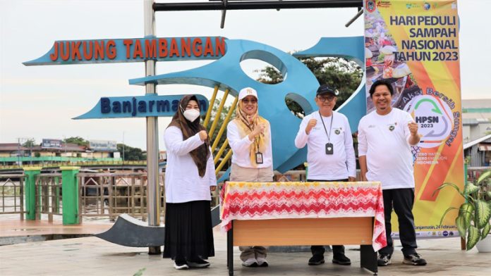 Foto Bersama epala Dinas Lingkungan Hidup Kalsel Hanifah Dwi Nirwana dengan Direktur Operasional Bank Kalsel Ahmad Fatrya Putra usai penandatanganan kerja sama di Taman Teluk Kelayan Banjarmasin saat memperingati HPSN tahun 2023, Jumat (24/2).Foto; Humas Bank Kalsel
