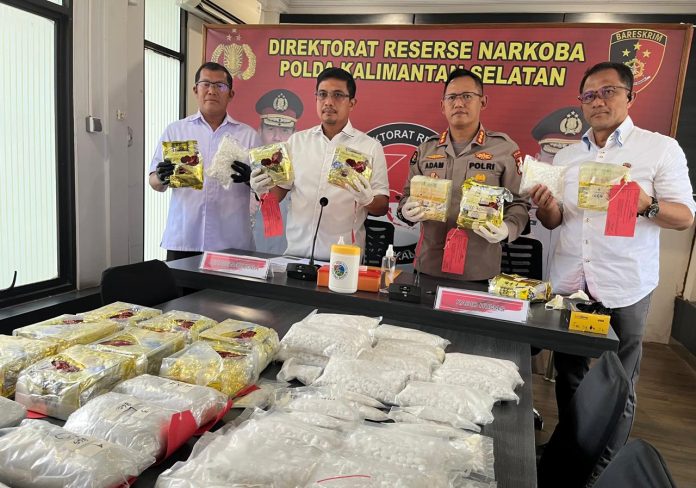 Petugas Ditresnarkoba Polda Kalsel memperlihatkan barang bukti obat terlarang yang kerap disalahgunakan sebagai pengganti narkoba, Rabu (10/7/2024)