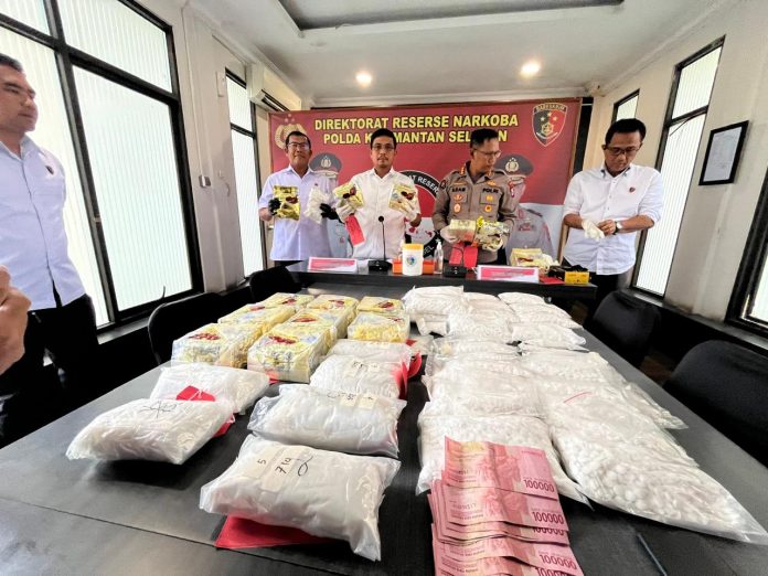 Direktur Reserse Narkoba Polda Kalsel, Kombes Pol Kenala Jaya Bersama Kabid Humas Kombes Pol Adam Erwindi memperlihatkan barang bukti narkotika hasil pengungkapan, Rabu (10/7/2024)