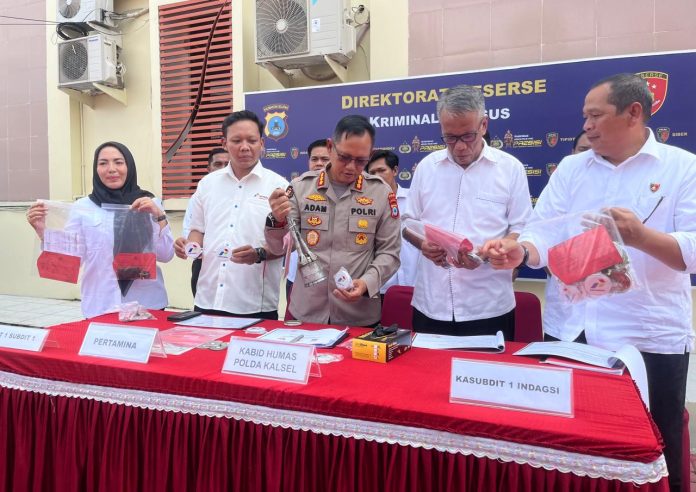Teks foto: Kabid Humas Polda Kalsel, Kombes Pol Adam Erwindi didampingi Sales Manager Area Pertamina Alif menjelaskan hasil pengungkapan Oli Oplosan, Senin (15/7/2024)