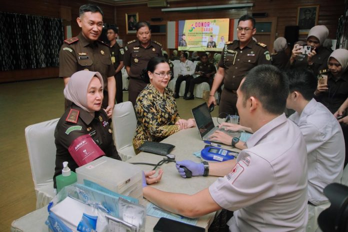Kajati Kalsel Rina Virawari bersama Wakajati dan para Koordinator mendonorkan darah dalam rangka peringatan Hari Bhakti Adhiyaksa, di Aula Anjung Papadaan, Rabu (17/7/2024).