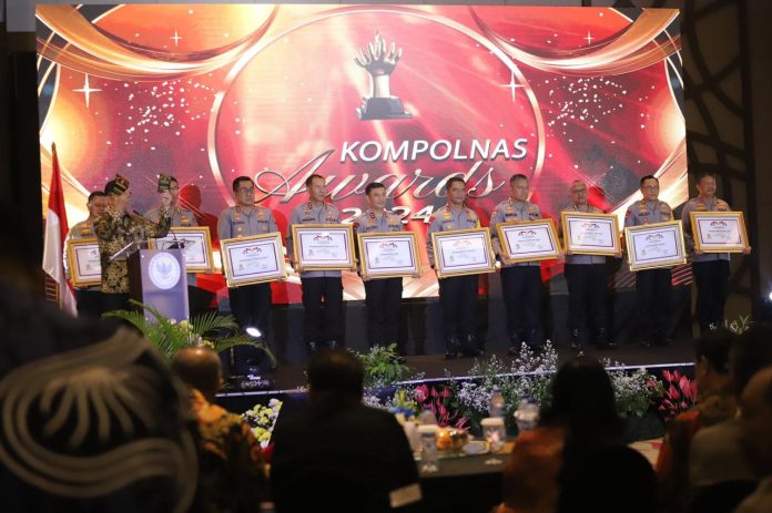 Kapolda Kalsel Irjen Pol Winarto menerima penghargaan Kompolnas Award 2024, di Hotel