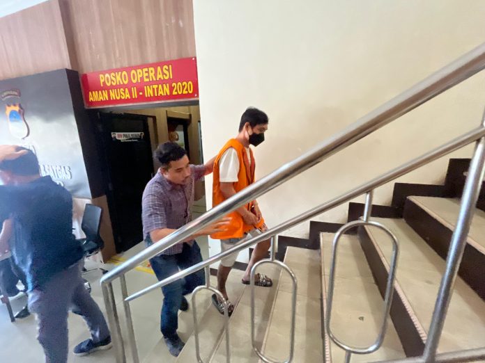 Ket: Tersangka pembuat ekstasi rumahan digelandang petugas Ditresnarkoba Polda Kalsel, Kamis (25/7/2024)