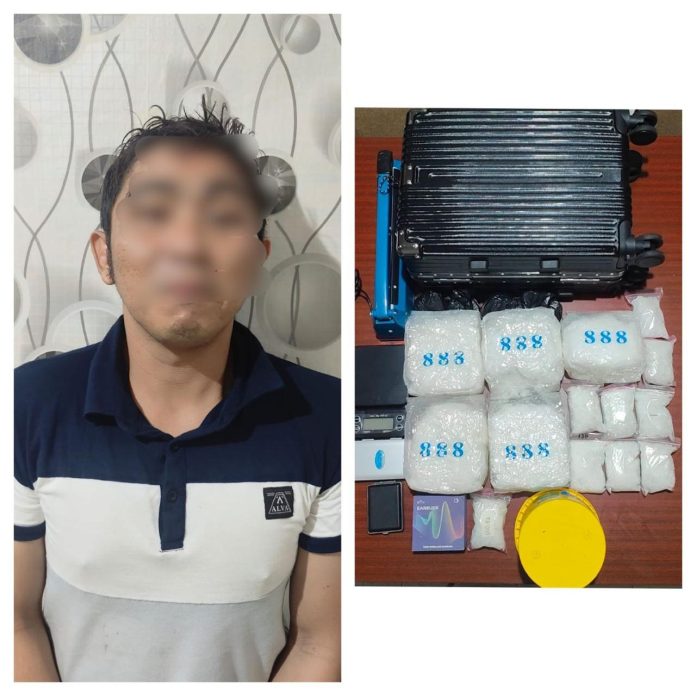 Ket: Tersangka kasus peredaran 6 kilogram sabu berserta barang bukti