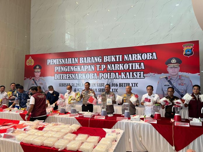 Ket: Petugas Direktorat Reserse Narkoba Polda Kalsel memusnahkan barang bukti 51 Kg sabu dan belasan ribu ekstasi milik jaringan internasional, Rabu (4/9/2024).