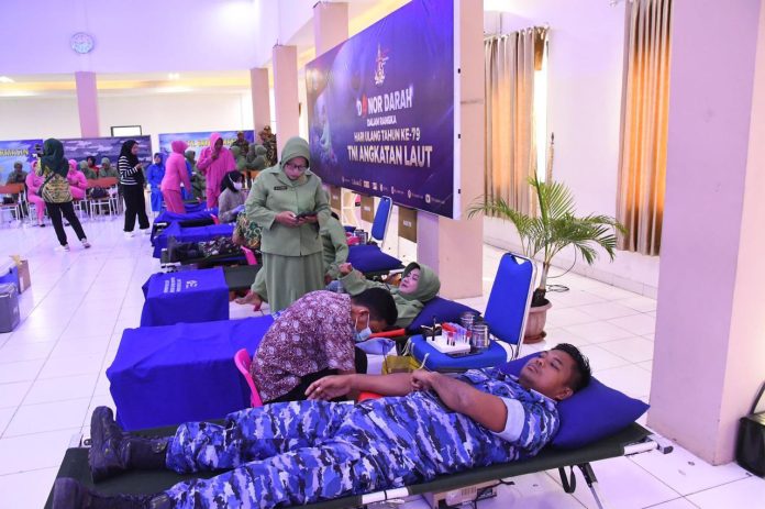 Ket: Salah seorang personil TNI AL mendonorkan darahnya dalam rangka HUT Ke-79 TNI AL, Jumat (6/9/2024).