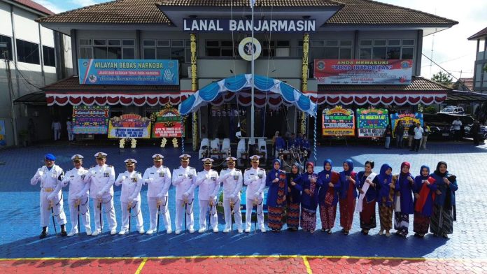 Ket: Personil TNI AL Lanal Banjarmasin berpose bersama usai mengikuti upacara Hari Jadi Ke-79 TNI AL.