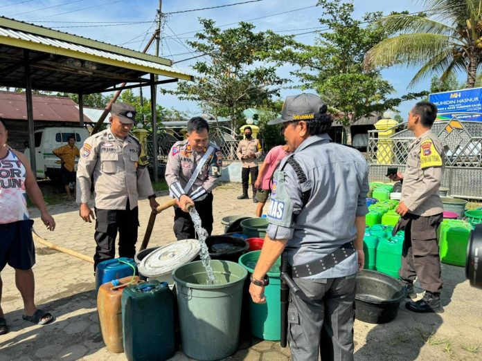 Ket: Petugas dari Ditlantas Polda Kalsel menyalurkan air bersih ke masyarakat dalam rangka menyambut HUT Lalu Lintas Bhayangkara.