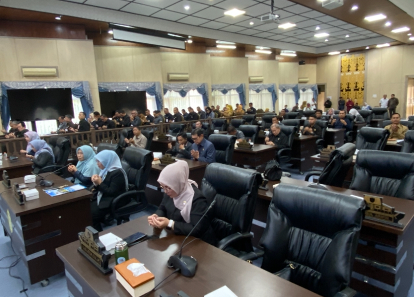 2.PARIPURNA: Anggota DPRD Banjarmasin mengikuti Rapat Paripurna Tingkat II Perihal Persetujuan Bersama Penetapan Peraturan Daerah Kota Banjarmasin tentang Pemberian Insentif Dan/Atau Pemberian Kemudahan Investasi.
