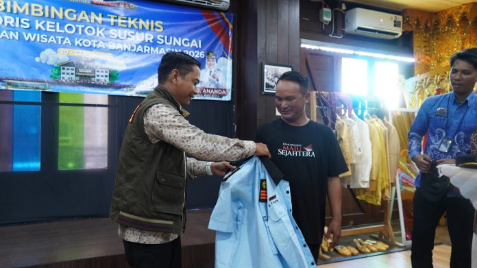 Motoris Klotok Dapat Seragam Resmi, Wisata Sungai Banjarmasin Dipoles Lebih Profesional