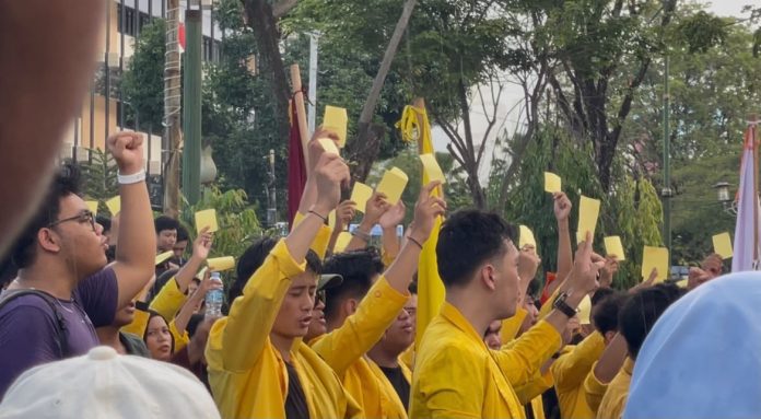 Mahasiswa Kalsel Layangkan Kartu Kuning